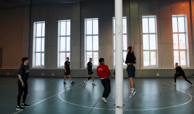 В Лабытнанги полицейские провели со студентами товарищеский матч по волейболу